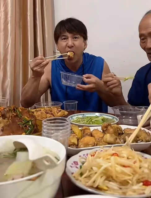 60歲港星回農村過中秋!燒柴做飯被煙燻到眼,家鄉菜擺滿桌很豐盛