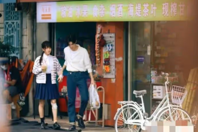 果然是《偷偷藏不住》 趙露思 陳哲遠「摸頭殺」路透流出 網虧:快看完劇了 – 就醬Young
