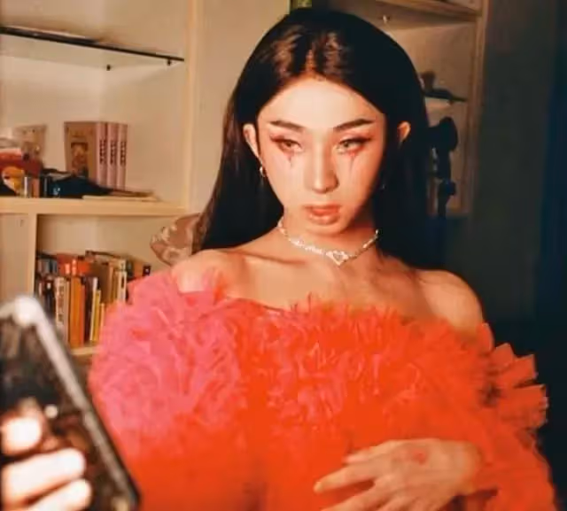 伊能靜哈林兒再曬女裝照!18歲哈利PO文「稱永遠都是女生日」 穿粉紗裙+少女妝容「狂凹造型」超自信