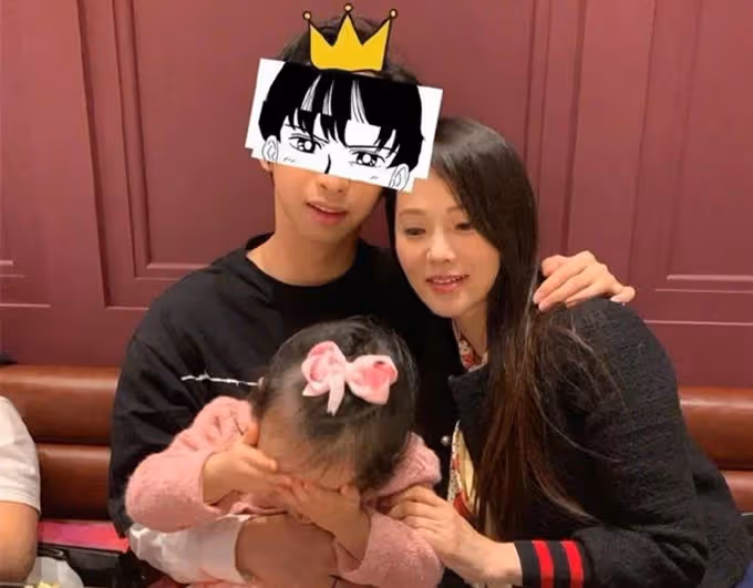 伊能靜哈林兒再曬女裝照!18歲哈利PO文「稱永遠都是女生日」 穿粉紗裙+少女妝容「狂凹造型」超自信