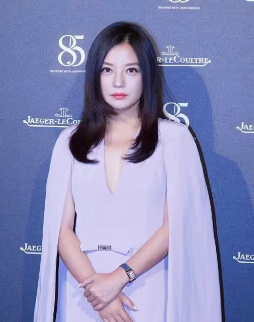 當44歲的金喜善與45歲趙薇同框,「玻尿酸」強撐臉撞上天然臉,網:差別一目了然