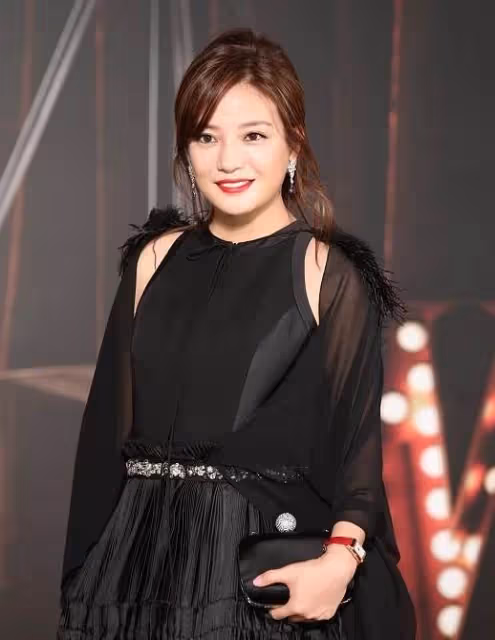 當44歲的金喜善與45歲趙薇同框,「玻尿酸」強撐臉撞上天然臉,網:差別一目了然