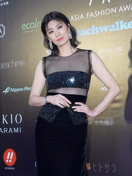46歲賈靜雯終於「放開了」,穿透視抹胸裙太撩人,這身材我服了