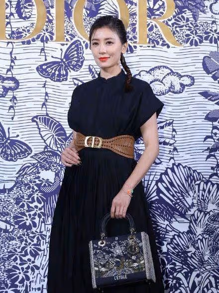 46歲賈靜雯終於「放開了」,穿透視抹胸裙太撩人,這身材我服了