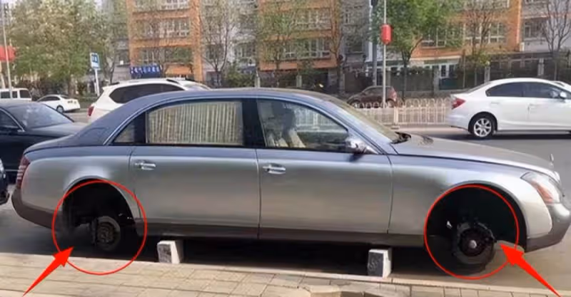 1300萬邁巴赫違停不留電話，仗著車貴從來不挪，第2天「車輪全消失」，損失150萬哭喊：想走也開不了