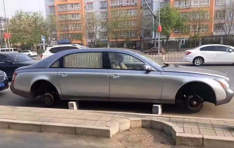 1300萬邁巴赫違停不留電話,仗著車貴從來不挪,第2天「車輪全消失」,損失150萬哭喊:想走也開不了