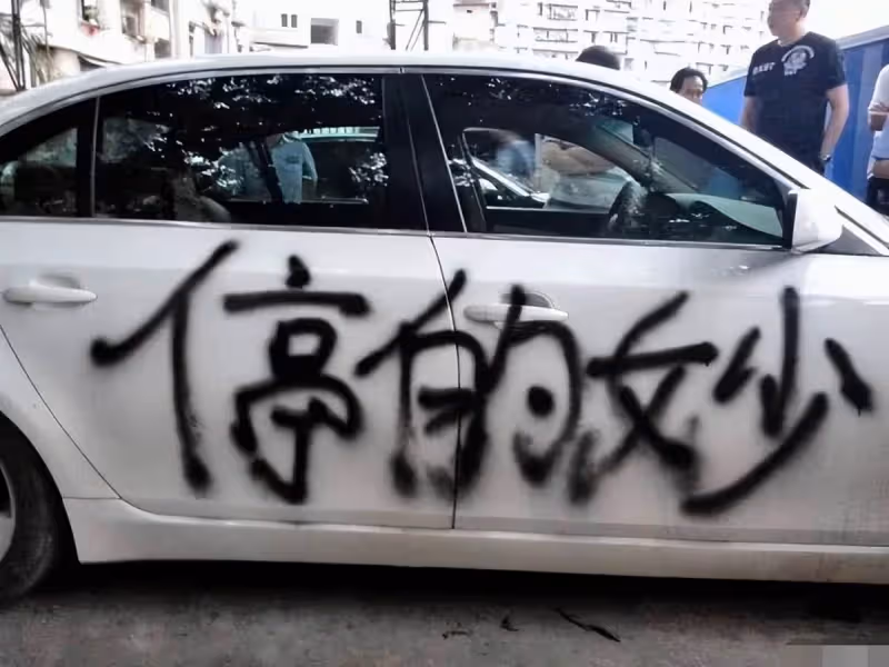 1300萬邁巴赫違停不留電話,仗著車貴從來不挪,第2天「車輪全消失」,損失150萬哭喊:想走也開不了
