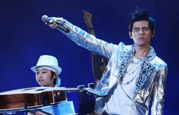 年僅9歲跟周杰倫同台表演,為捧紅他家人變賣家產,如今卻成這樣
