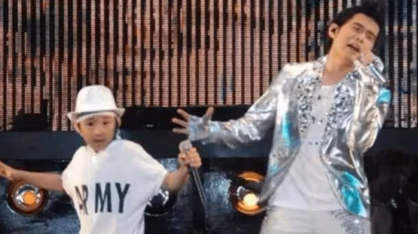 年僅9歲跟周杰倫同台表演,為捧紅他家人變賣家產,如今卻成這樣