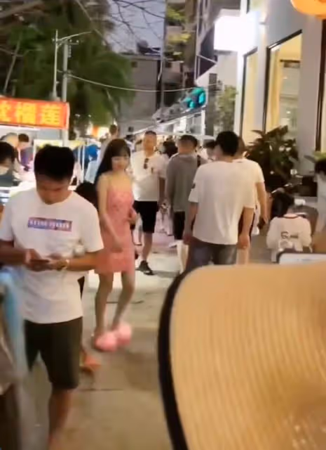 李小璐帶甜馨逛夜市 穿著性感風塵味十足