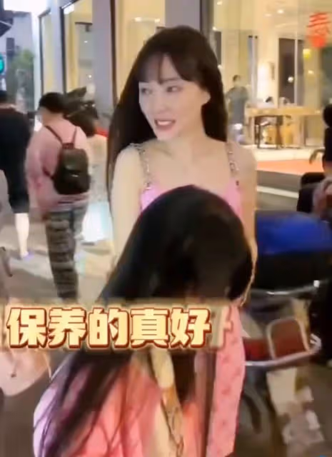 李小璐帶甜馨逛夜市 穿著性感風塵味十足