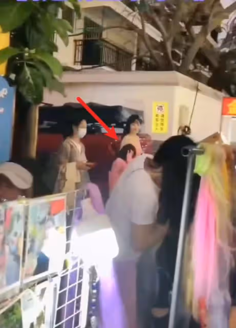 李小璐帶甜馨逛夜市 穿著性感風塵味十足