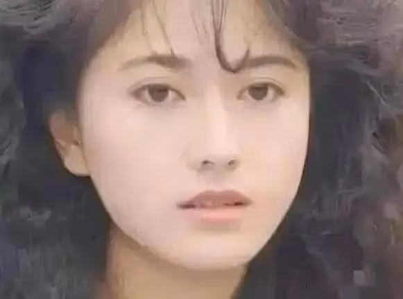「仙女姐姐」戈偉如,爆紅後不慕名利,追愛半生,曾2度入豪門,自由豪邁拒絕上億贍養費,她笑:女人要活得灑脫