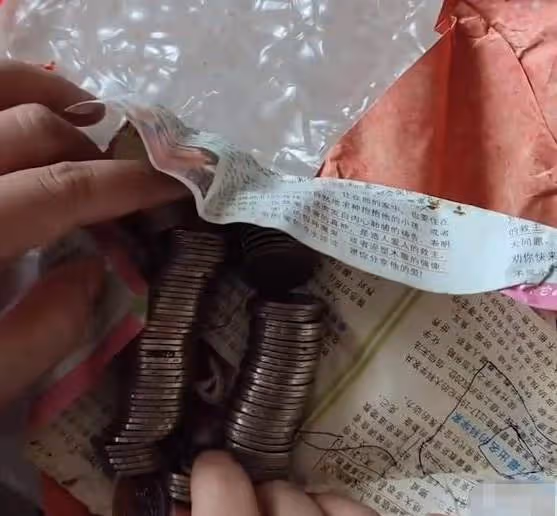 女子珍藏外婆給的結婚紅包已20年!打開發現滿滿兩疊「硬幣」,竟讓她當場淚流滿面!