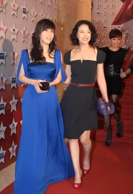 55歲周海媚還是那麼美,穿吊帶裙同框周慧敏,氣質迷人完全不輸,網友:風姿不減當年