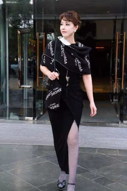 55歲周海媚還是那麼美,穿吊帶裙同框周慧敏,氣質迷人完全不輸,網友:風姿不減當年