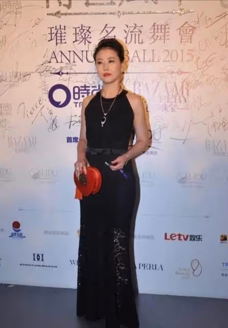 55歲周海媚還是那麼美,穿吊帶裙同框周慧敏,氣質迷人完全不輸,網友:風姿不減當年