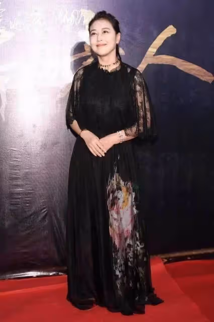 55歲周海媚還是那麼美,穿吊帶裙同框周慧敏,氣質迷人完全不輸,網友:風姿不減當年