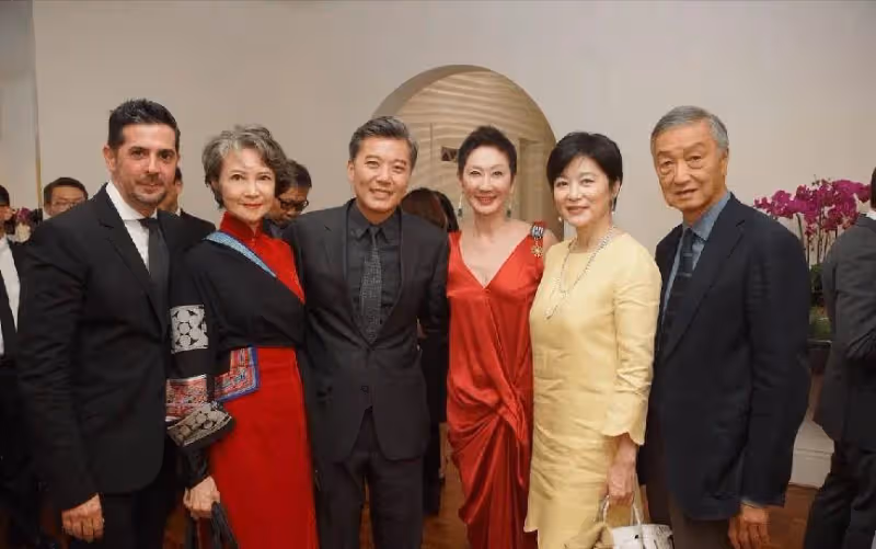 林青霞罕見與何超瓊同框,穿的連衣裙雖然皺巴巴,卻遮不住優雅感,網友:歲月從不敗美人
