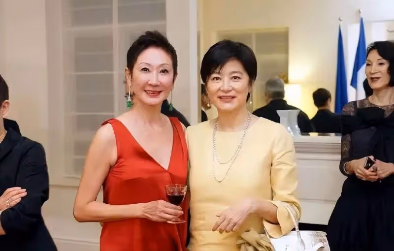 林青霞罕見與何超瓊同框,穿的連衣裙雖然皺巴巴,卻遮不住優雅感,網友:歲月從不敗美人