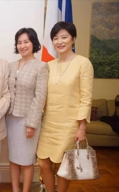 林青霞罕見與何超瓊同框,穿的連衣裙雖然皺巴巴,卻遮不住優雅感,網友:歲月從不敗美人