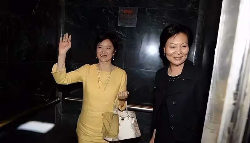 林青霞罕見與何超瓊同框,穿的連衣裙雖然皺巴巴,卻遮不住優雅感,網友:歲月從不敗美人