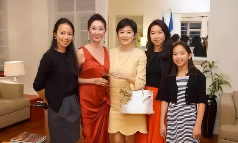 林青霞罕見與何超瓊同框,穿的連衣裙雖然皺巴巴,卻遮不住優雅感,網友:歲月從不敗美人