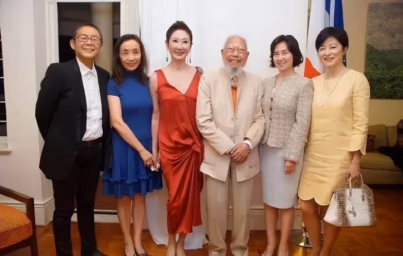 林青霞罕見與何超瓊同框,穿的連衣裙雖然皺巴巴,卻遮不住優雅感,網友:歲月從不敗美人