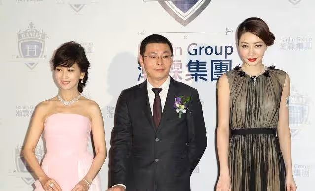趙雅芝和小26歲熊黛林同框,真看不出是兩代人,同穿裙裝盡顯韻味,網友:美了一輩子的女神