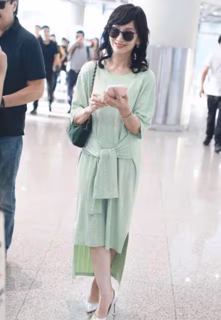 趙雅芝和小26歲熊黛林同框,真看不出是兩代人,同穿裙裝盡顯韻味,網友:美了一輩子的女神