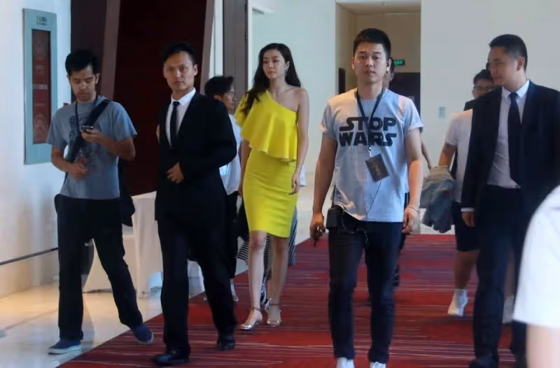 趙雅芝和小26歲熊黛林同框,真看不出是兩代人,同穿裙裝盡顯韻味,網友:美了一輩子的女神