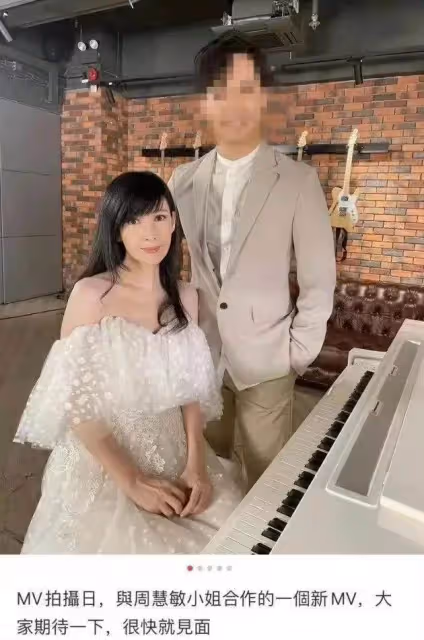 周慧敏近照曝光膚白貌美細長腿,穿露肩長裙端坐鋼琴前,不像54歲,依然還是那個玉女掌門