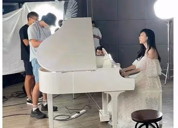 周慧敏近照曝光膚白貌美細長腿,穿露肩長裙端坐鋼琴前,不像54歲,依然還是那個玉女掌門