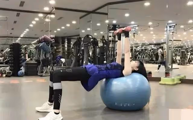 周慧敏近照曝光膚白貌美細長腿,穿露肩長裙端坐鋼琴前,不像54歲,依然還是那個玉女掌門