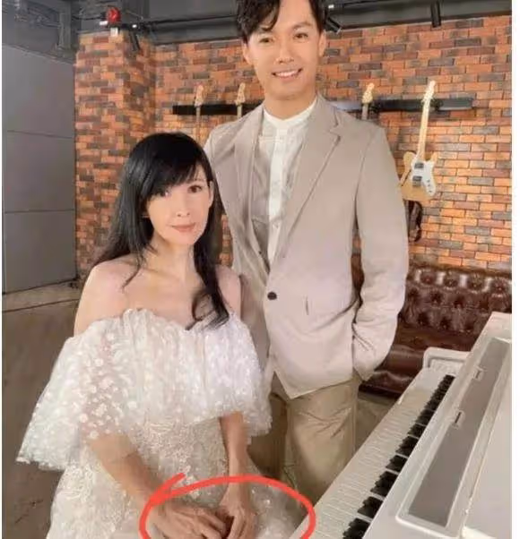 周慧敏近照曝光膚白貌美細長腿,穿露肩長裙端坐鋼琴前,不像54歲,依然還是那個玉女掌門