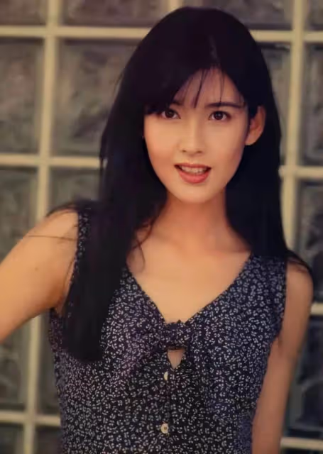 周慧敏近照曝光膚白貌美細長腿,穿露肩長裙端坐鋼琴前,不像54歲,依然還是那個玉女掌門
