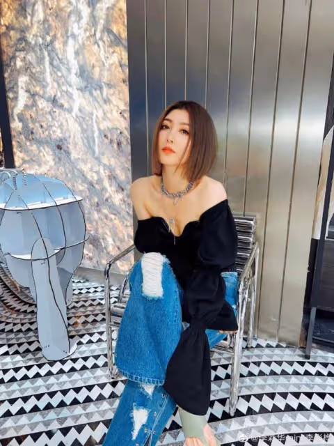 女星為男網紅夾菜擦嘴引熱議 網友:為錢沒底線