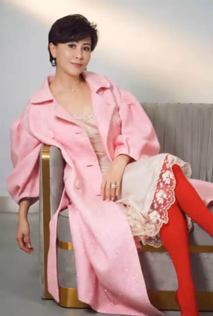 56歲劉嘉玲美的有味道,粉色大衣配大紅色絲襪,「小鳥腿」太吸睛活力滿滿,網友:利落短髮很好看