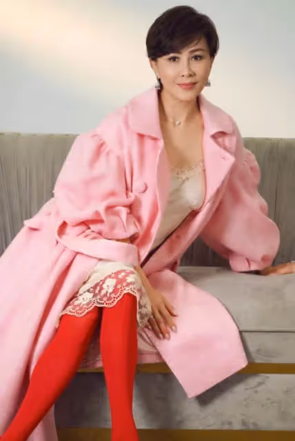 56歲劉嘉玲美的有味道,粉色大衣配大紅色絲襪,「小鳥腿」太吸睛活力滿滿,網友:利落短髮很好看