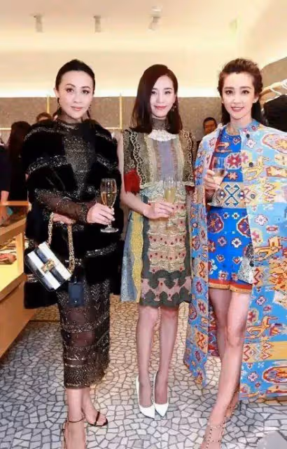 56歲劉嘉玲美的有味道,粉色大衣配大紅色絲襪,「小鳥腿」太吸睛活力滿滿,網友:利落短髮很好看