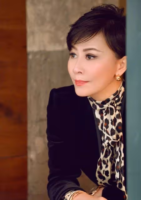 56歲劉嘉玲美的有味道,粉色大衣配大紅色絲襪,「小鳥腿」太吸睛活力滿滿,網友:利落短髮很好看