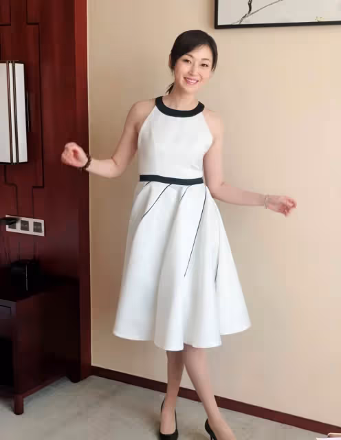 快50歲的萬綺雯身材更窈窕,穿白色肚兜式連衣裙,狀態讓人羨慕,再往下一看:果然是「腿精」