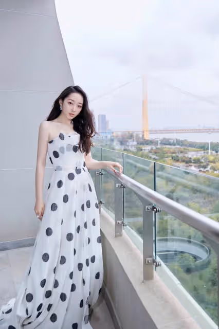 快50歲的萬綺雯身材更窈窕,穿白色肚兜式連衣裙,狀態讓人羨慕,再往下一看:果然是「腿精」