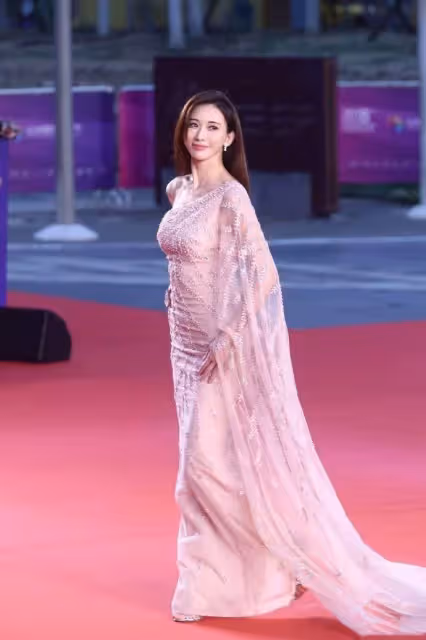 被林志玲的曲線美到了,一襲「裸色裙」身材窈窕,成熟魅力擋不住:鎖骨線條太優秀