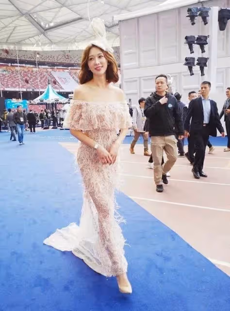 被林志玲的曲線美到了,一襲「裸色裙」身材窈窕,成熟魅力擋不住:鎖骨線條太優秀