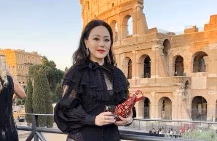120斤章小蕙與90斤海清同框照曝光,微胖身材反而更美,網友:看完不想減肥了