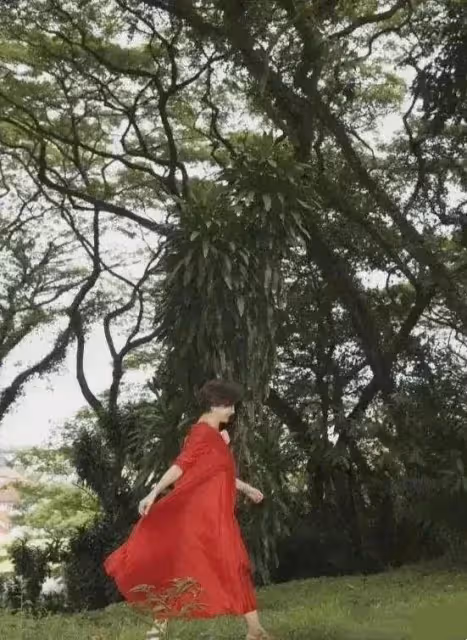 林青霞近照曝光!在自家果園摘果子,穿紅裙赤腳坐在樹樁上,67歲狀態像40歲
