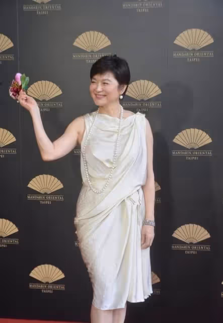 林青霞近照曝光!在自家果園摘果子,穿紅裙赤腳坐在樹樁上,67歲狀態像40歲