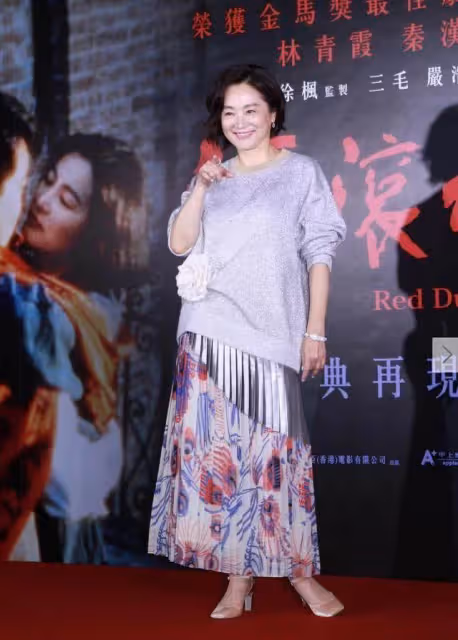 林青霞近照曝光!在自家果園摘果子,穿紅裙赤腳坐在樹樁上,67歲狀態像40歲