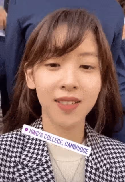 章澤天被偶遇生圖曝光,罕見暴露真實顏值太美了,皮膚雪白笑容甜